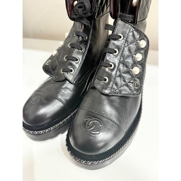 NWOT Chanel Quilted Patent Leather CC Pearl Mid-Calf Combat Boots Black EU 38.5 - Picture 8 of 8